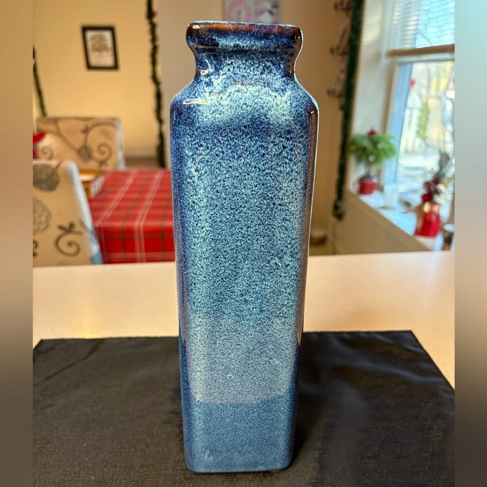 Asian-Inspired Ceramic Vase With Blue Speckled Glaze - Picture 3 of 7